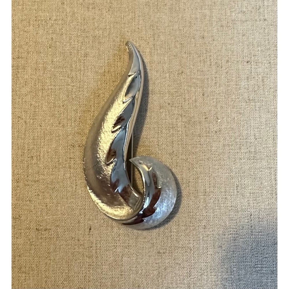 Vintage Crown Trifari Silver Tone Swirl Leaf Brooch Pin Brushed Polished 2.75"